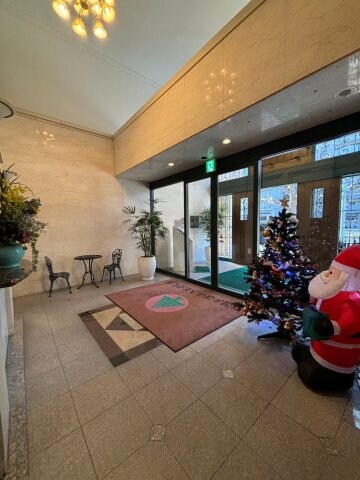 物件外観写真2　(ゆとりのあるロビーです)