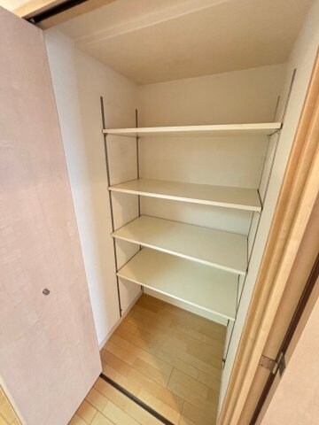 物件内観写真7　(大きなスペースがあり、収納には困りません)