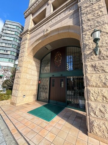 物件外観写真3　(ゆとりのあるエントランスです)