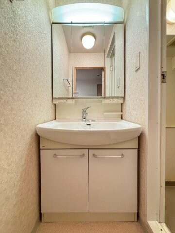 物件内観写真8　(コンパクトで使いやすい洗面所)