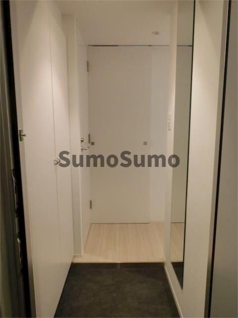 物件内観写真5　(明るい玄関です)