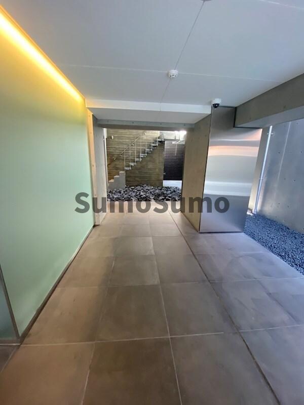 物件外観写真3　(落ち着いたロビーです)