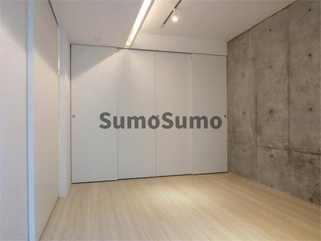 物件内観写真7　(開放的な寝室です)