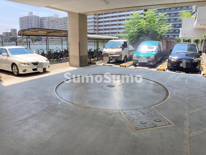 物件外観写真4　(駐車場があるので、車を買う予定の方も安心です)