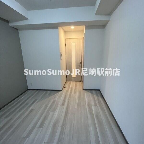 物件内観写真7　(広くて明るい寝室)