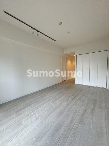 物件内観写真7　(開放的な寝室です)