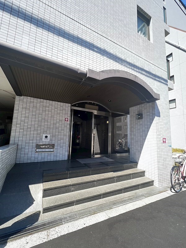 物件外観写真2　(落ち着いたエントランスです)