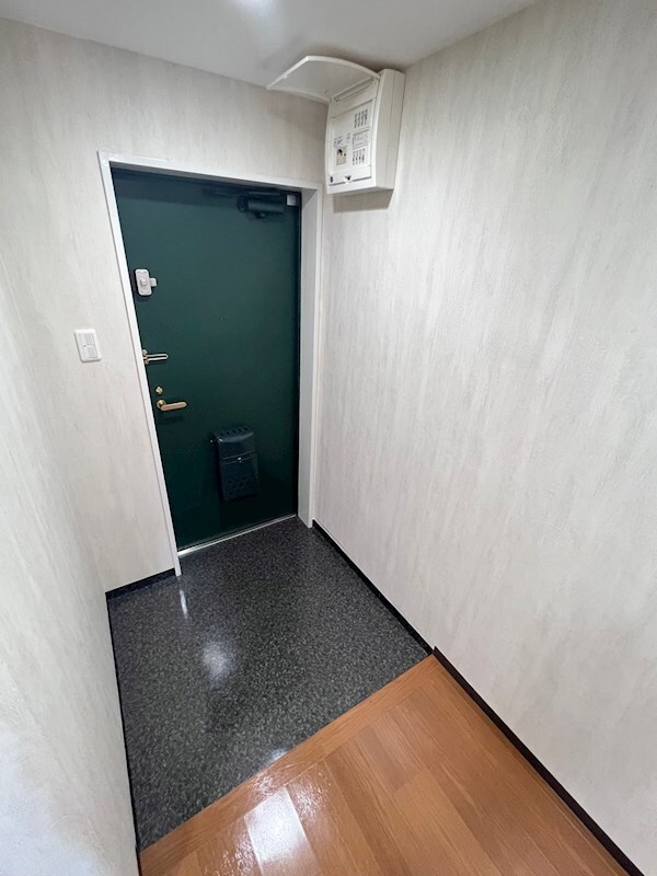 物件内観写真4　(シンプルで使いやすい玄関です)