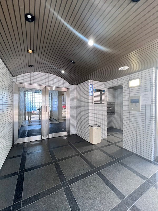 物件外観写真3　(ゆとりのあるロビーです)