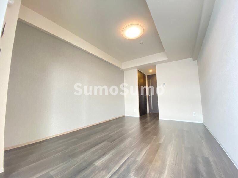 物件内観写真6　(広くて明るい寝室)