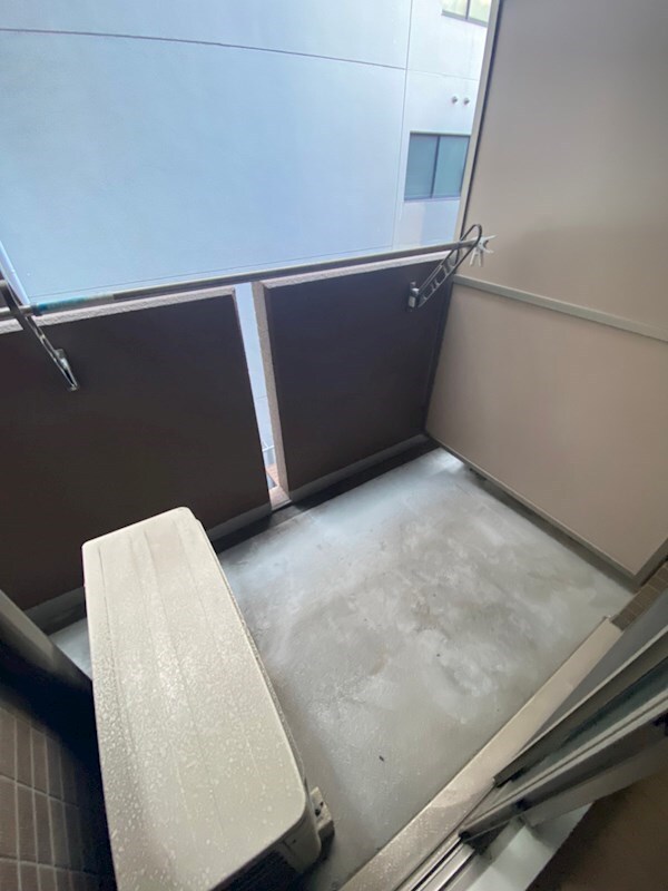 物件内観写真10　(開放的で明るい空間を演出してくれるバルコニーです)