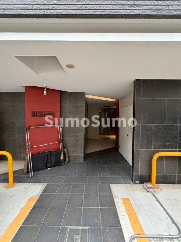 物件外観写真2　(ゆとりのあるエントランスです)