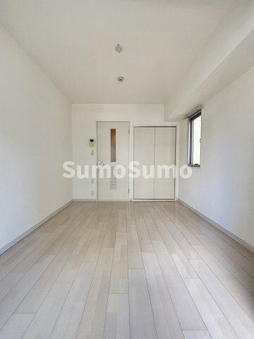 物件内観写真5　(こちらの居間で趣味の時間をお楽しみください)