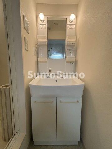 物件内観写真11　(明るい洗面所です)