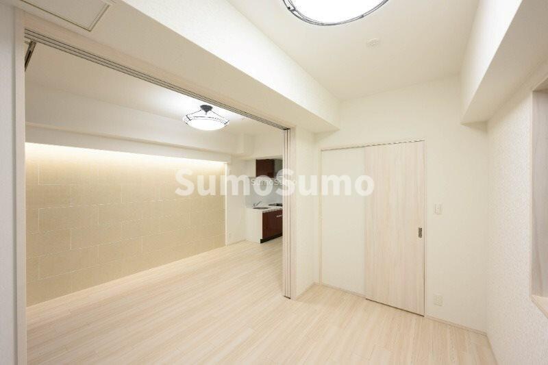 物件内観写真10　(開放的な寝室です)