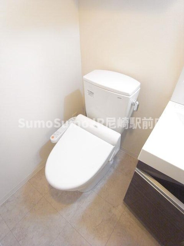 トイレ(落ち着いた色調のトイレです)
