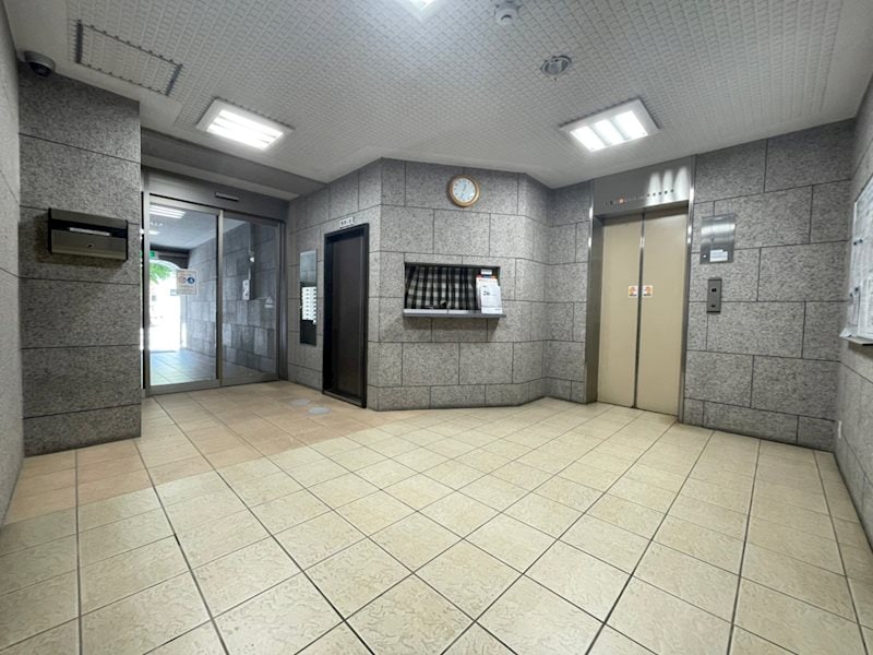 物件外観写真3　(清潔なロビーです)