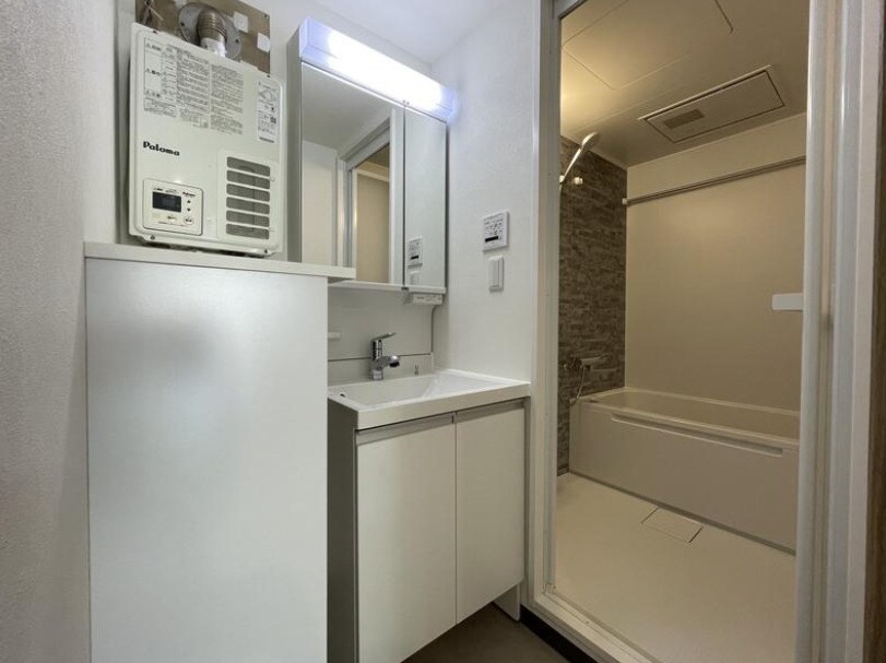 物件内観写真10　(広い洗面スペース)