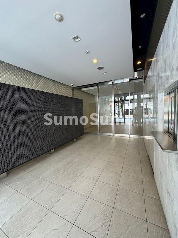 物件外観写真2　(ゆとりのあるエントランスです)