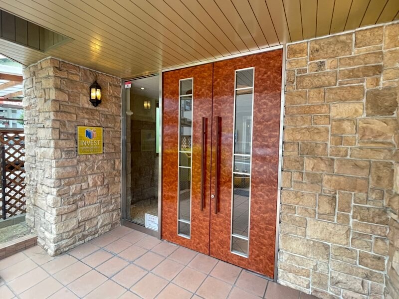 物件外観写真2　(ゆとりのあるエントランスです)