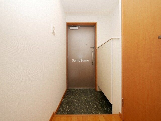 物件内観写真5　(明るい玄関です)