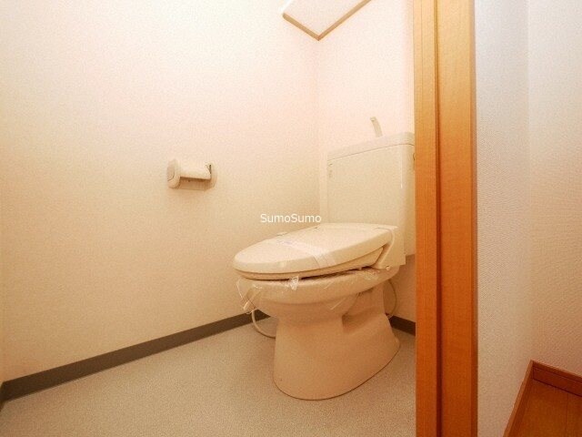 物件内観写真11　(ゆったりとした空間のトイレです)