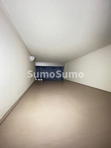 物件内観写真7　(開放的な寝室です)