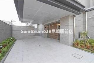 物件外観写真5　(ゆとりのあるエントランスです)