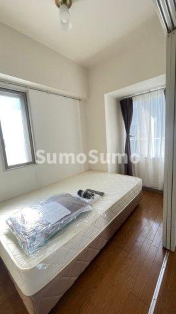 寝室(落ち着いた色調の寝室です)