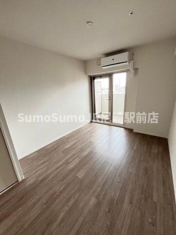 物件内観写真9　(落ち着いた色調の寝室です)