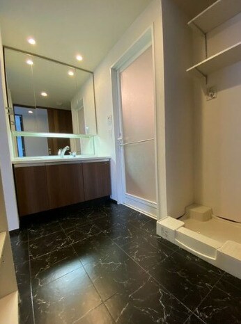 物件内観写真11　(ゆったりとスペースのある洗面所)