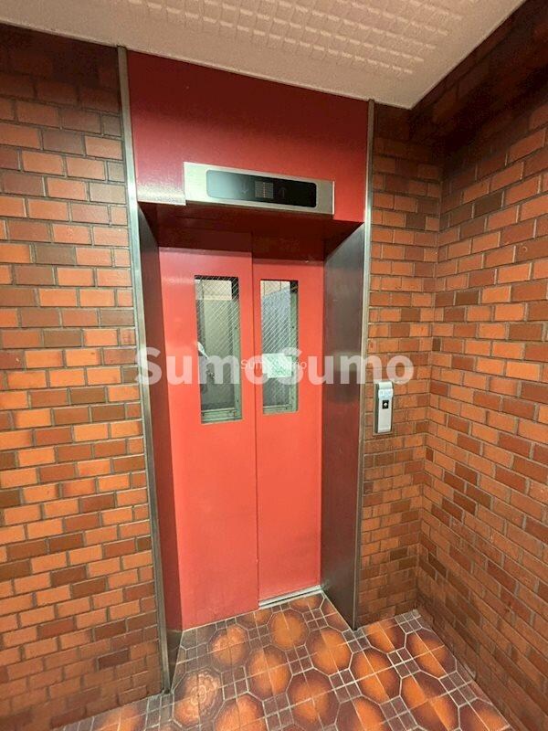 物件外観写真3　(落ち着いたロビーです)