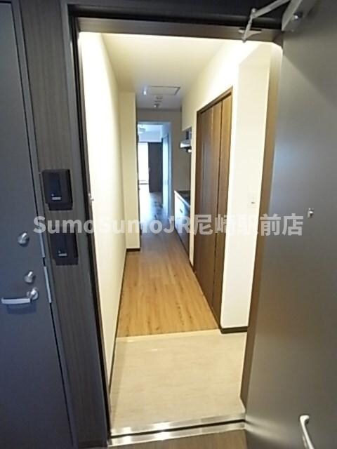 物件内観写真4　(明るい玄関です)