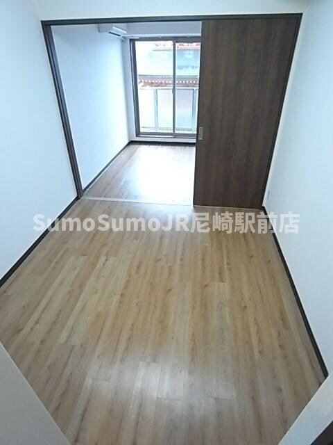 物件内観写真5　(ゆったりとした居間です)