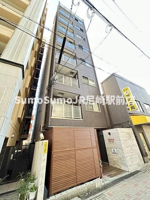 物件外観写真1　(外観は落ち着いています)