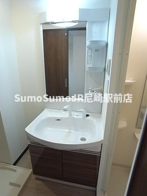 物件内観写真10　(独立洗面台、朝の身支度には欠かせません)