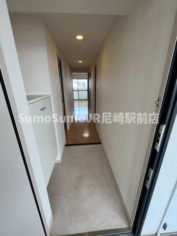 物件内観写真6　(明るい玄関です)