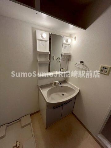 物件内観写真13　(広い洗面スペース)