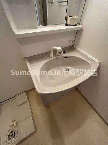 物件内観写真23　(独立洗面台で身支度をすべて済ませてしまいましょう)