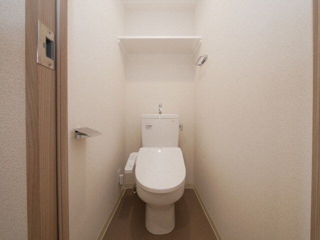 物件内観写真10　(ゆったりとした空間のトイレです)