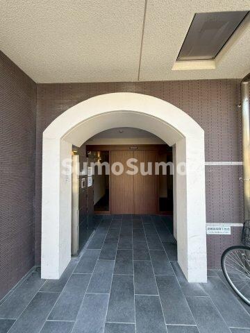 物件外観写真2　(ゆとりのあるエントランスです)