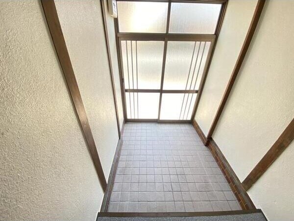 物件内観写真2　(ゆったりとした玄関です)