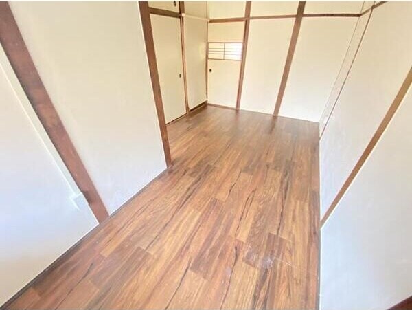 物件内観写真5　(落ち着いた色調の寝室です)