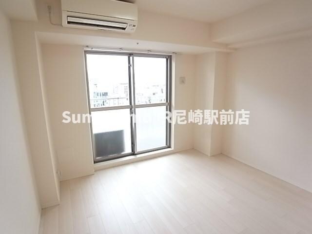 物件内観写真4　(こちらの居間で趣味の時間をお楽しみください)