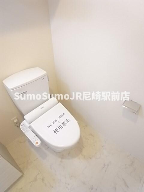 物件内観写真9　(落ち着いた色調のトイレです)