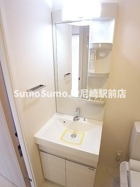 物件内観写真10　(朝の支度にも助かる、独立の洗髪洗面化粧台)