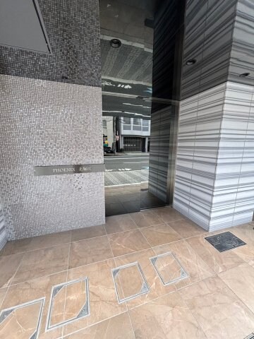 物件外観写真3　(清潔なエントランスです)