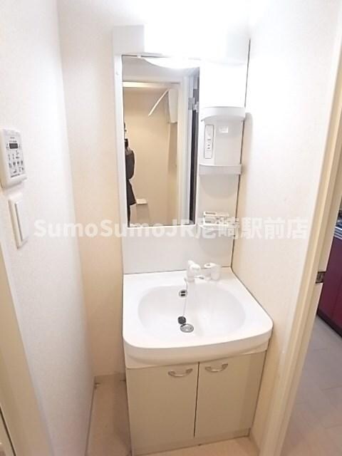 物件内観写真8　(独立洗面化粧台が付いています)