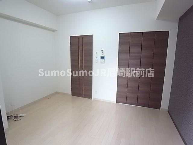 物件内観写真14　(広くて明るい寝室)