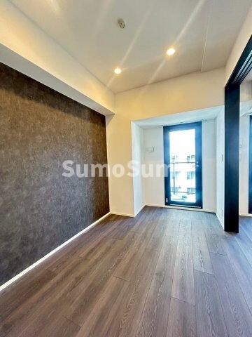 物件内観写真6　(広くて明るい寝室)